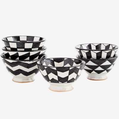 Bol de loza blanco y negro con motivos gemétricos Bol de loza blanco y negro con motivos geométricos elaborado artesanalmente a mano